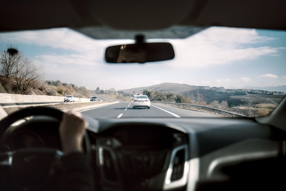 Moderne Dashcam im Auto, die die Straße während der Fahrt aufzeichnet, um Sicherheit und Beweissicherung zu gewährleisten.